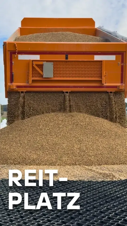 Kipper schüttet Sand für einen neuen Reitplatz ab