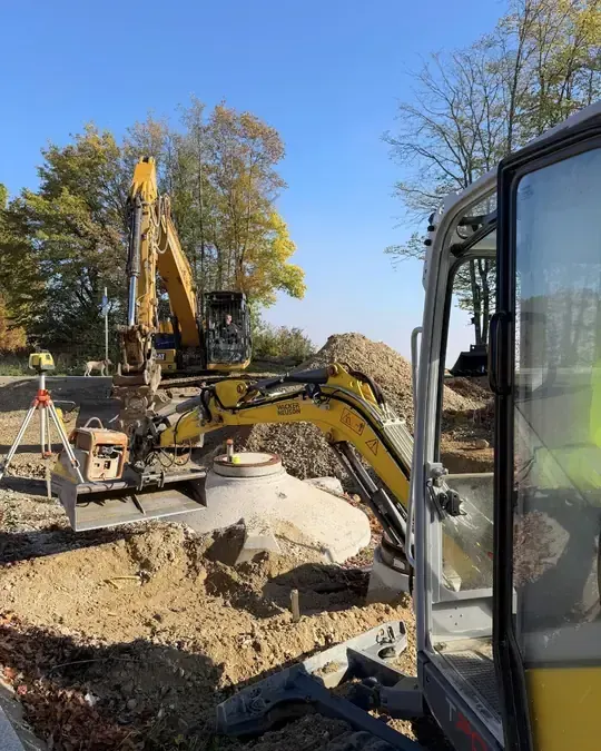 Bagger in einer Baugrube für ein Einfamilienhaus
