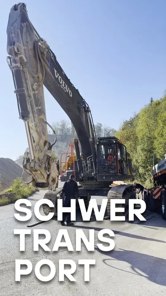 Großer Kettenbagger auf dem Tieflader