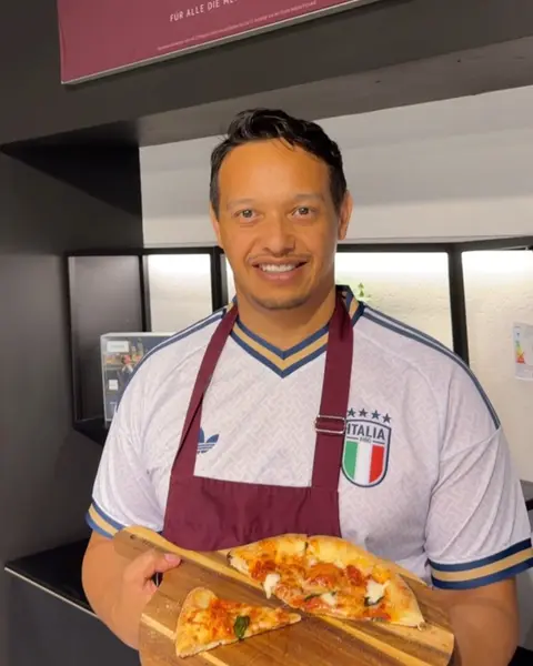Instagram-Video: Zum verkaufsoffenen Sonntag wartet ein ganz besonderes Highlight auf euch: Ab 12 Uhr zeigt euch ein Pizzabäcker von …