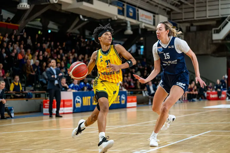 Basketballspielerin der Toyota DBBL im Spiel